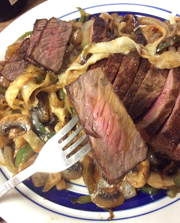 （整块）西冷牛排两边的熟度比较高，靠近中心的部分是五成熟的。