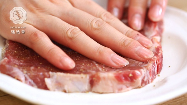 用手指两面涂抹均匀