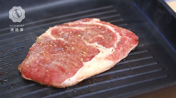 大火热锅3分钟至油锅滚烫略冒烟，放入牛排煎制