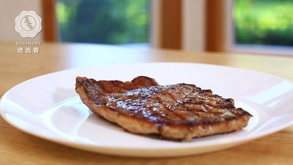 煎好的牛排放入盘中静置2分钟，会有部分汁液流出 （这步很重要