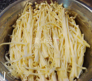 酱爆牛肉金针菇的做法步骤：1