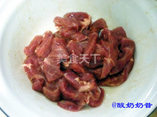 口蘑黑椒牛柳的做法步骤：1