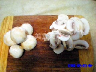 口蘑黑椒牛柳的做法步骤：2