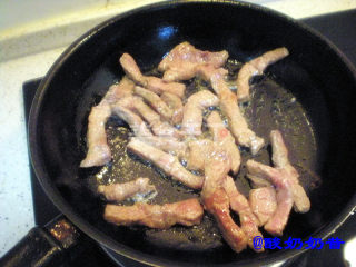 口蘑黑椒牛柳的做法步骤：3