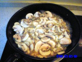 口蘑黑椒牛柳的做法步骤：4