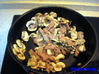 口蘑黑椒牛柳的做法步骤：5