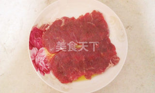 周末浪漫晚餐——黑椒上脑牛排+香肠蘑菇意面的做法步骤：1