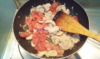 周末浪漫晚餐——黑椒上脑牛排+香肠蘑菇意面的做法步骤：4