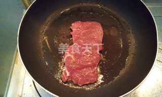 周末浪漫晚餐——黑椒上脑牛排+香肠蘑菇意面的做法步骤：2