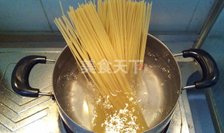 周末浪漫晚餐——黑椒上脑牛排+香肠蘑菇意面的做法步骤：3