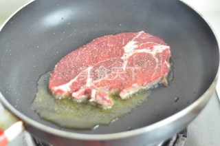 简单三步吃上脑牛排--极简版黑椒上脑牛排的做法步骤：5