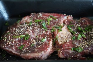 烤肉眼牛排三明治的做法步骤：1