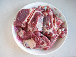 红酒焖肉眼牛排的做法步骤：1