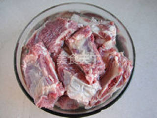 红酒焖肉眼牛排的做法步骤：2