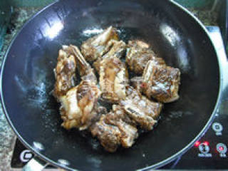 红酒焖肉眼牛排的做法步骤：6