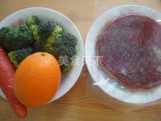 香橙黑椒沙拉牛排的做法步骤：1