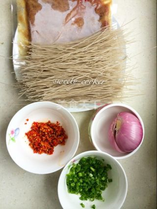 牛肉粉丝的做法步骤：1