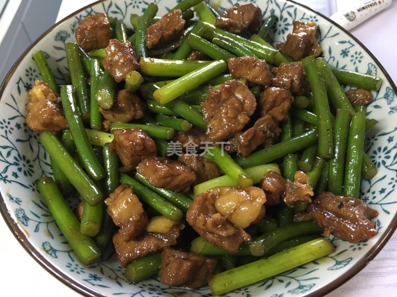 蒜苔炒西冷牛排的做法