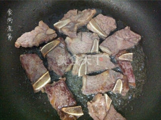 芦笋黑椒牛仔骨的做法步骤：10