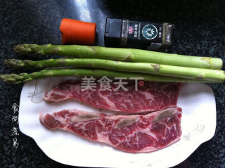 芦笋黑椒牛仔骨的做法步骤：1