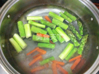 芦笋黑椒牛仔骨的做法步骤：7