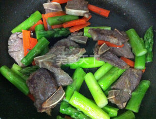 芦笋黑椒牛仔骨的做法步骤：11