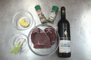 红酒烤上脑牛排的做法步骤：1