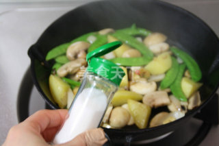 【嫩煎牛排佐杂蔬】：美味牛排的秘密的做法步骤：15