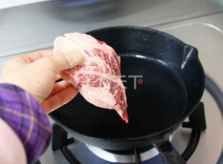 【嫩煎牛排佐杂蔬】：美味牛排的秘密的做法步骤：9