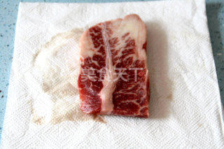 【嫩煎牛排佐杂蔬】：美味牛排的秘密的做法步骤：3