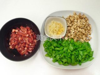 孜然牛肉丁炒甜豆  ★口口牛排 3的做法步骤：2