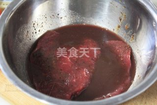 杏仁红酒菲力牛排的做法步骤：2