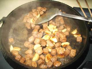 黑椒蒜子牛肉粒的做法步骤：12