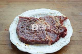 简简单单更美味——红酒上脑牛排的做法步骤：4
