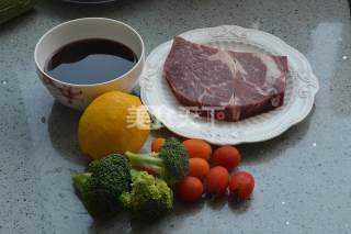 简简单单更美味——红酒上脑牛排的做法步骤：1