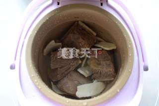 淮山薏仁煲牛排的做法步骤：5
