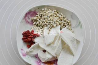 淮山薏仁煲牛排的做法步骤：1