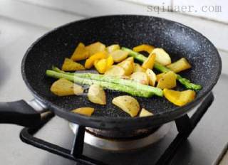 娇嫩多汁之黑椒牛排的做法步骤：4