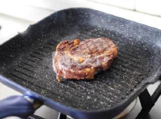 娇嫩多汁之黑椒牛排的做法步骤：6