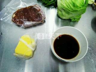 黑椒浇汁煎牛排的做法步骤：1