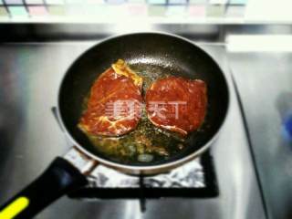 黑椒浇汁煎牛排的做法步骤：4