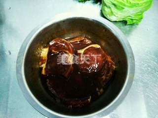 黑椒浇汁煎牛排的做法步骤：2