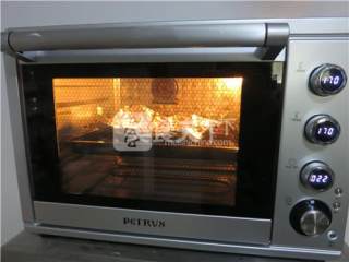 板栗牛肉粒咸派的做法步骤：24