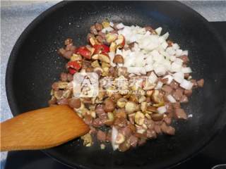 板栗牛肉粒咸派的做法步骤：13