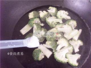 西兰花洋葱牛仔骨的做法步骤：3