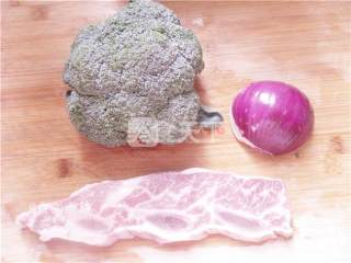 西兰花洋葱牛仔骨的做法步骤：1