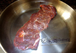 不锈钢平底锅也能煎出美味西冷牛排，悄悄告诉你小秘诀哦的做法步骤：5