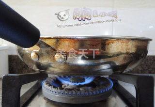 不锈钢平底锅也能煎出美味西冷牛排，悄悄告诉你小秘诀哦的做法步骤：2