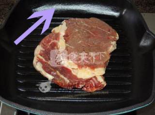 肉眼牛排也有范儿——使用楞纹铸铁锅，煎出美丽网格纹肉眼牛排的做法步骤：3