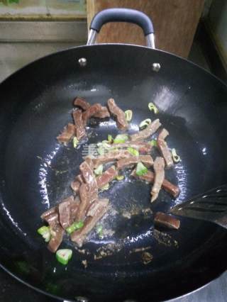 砂锅牛柳焖饭的做法步骤：8